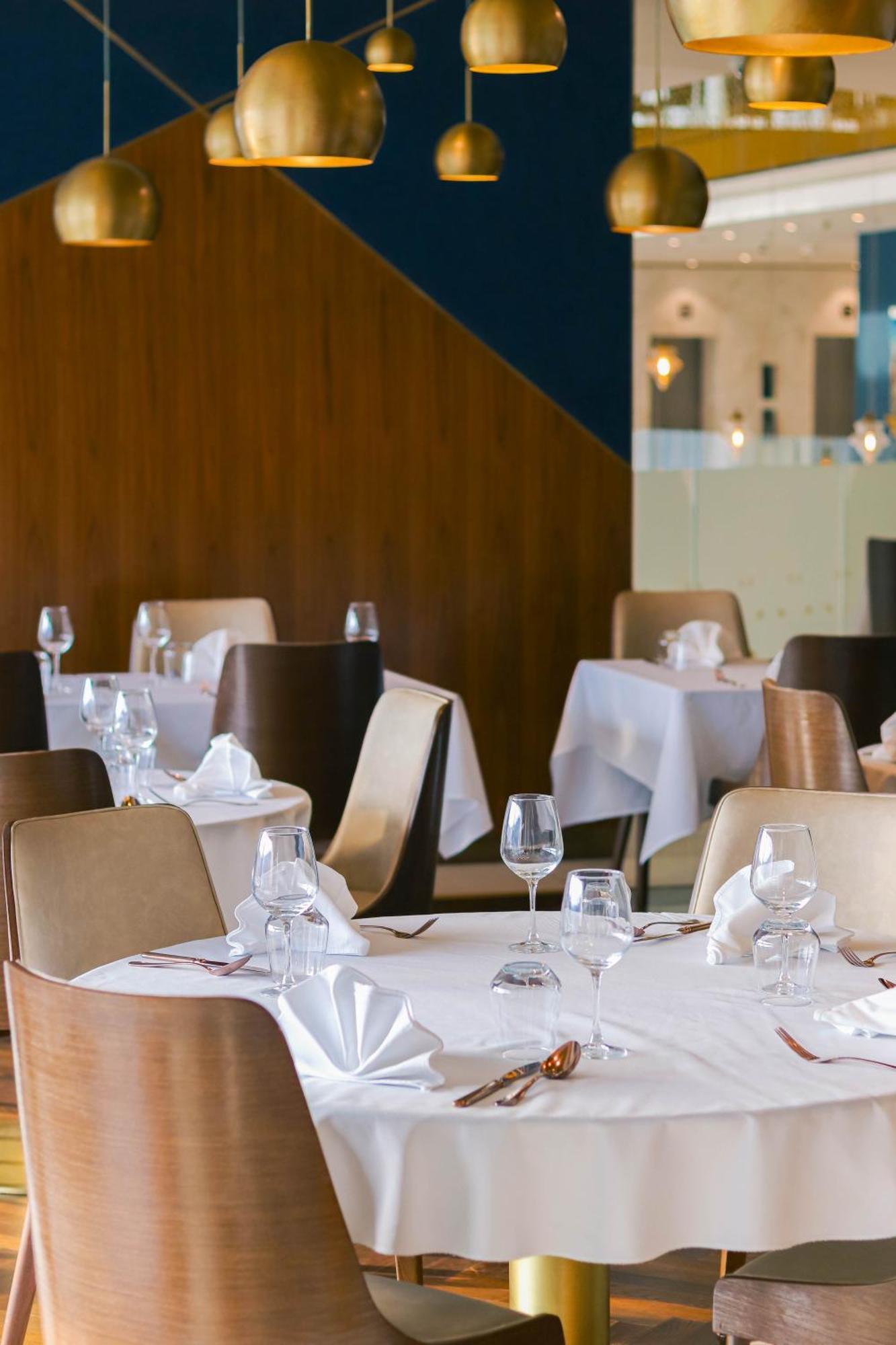 Swissotel Сараєво Екстер'єр фото Restaurant interior