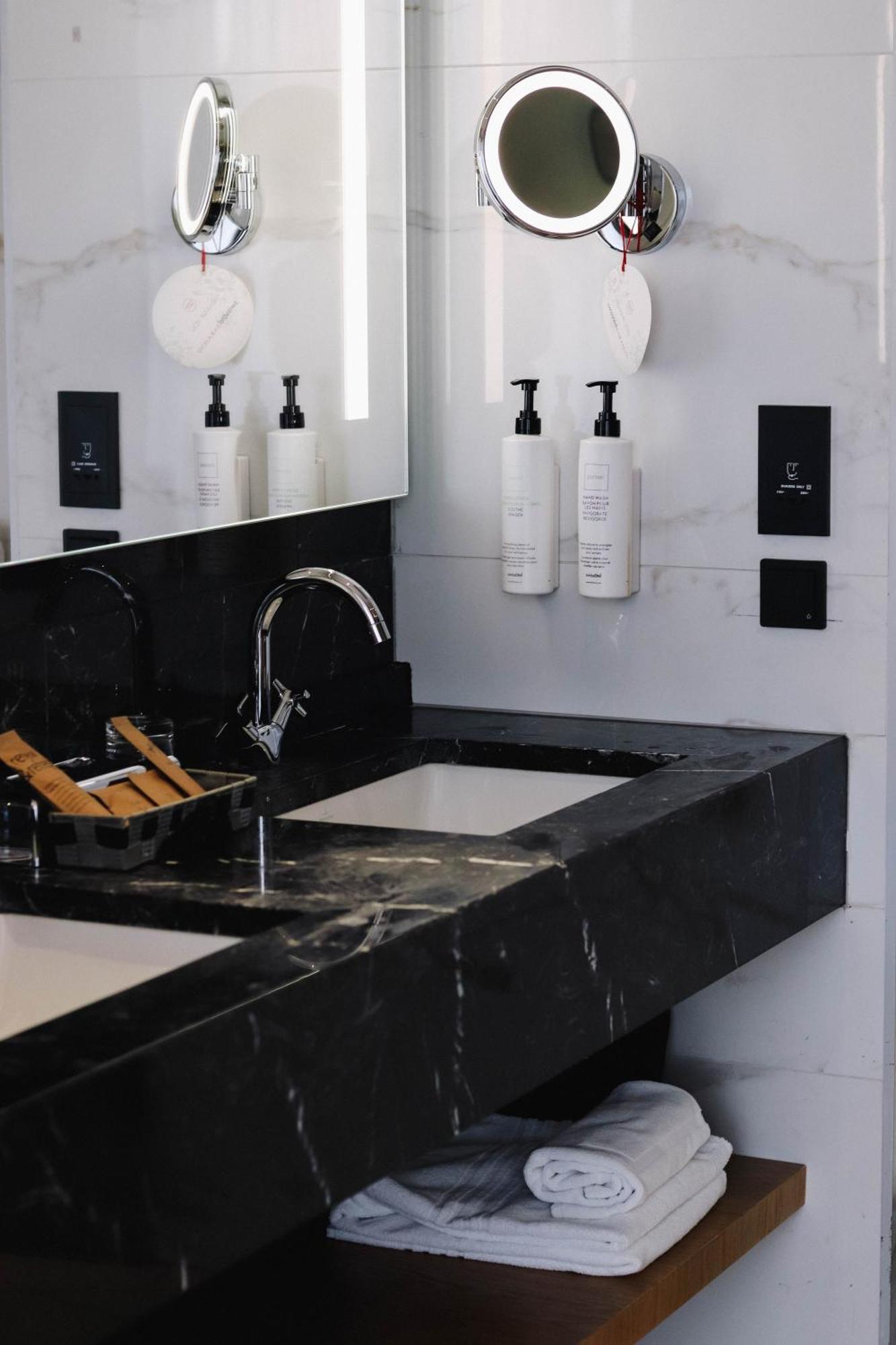 Swissotel Сараєво Екстер'єр фото A bathroom with a built-in sink