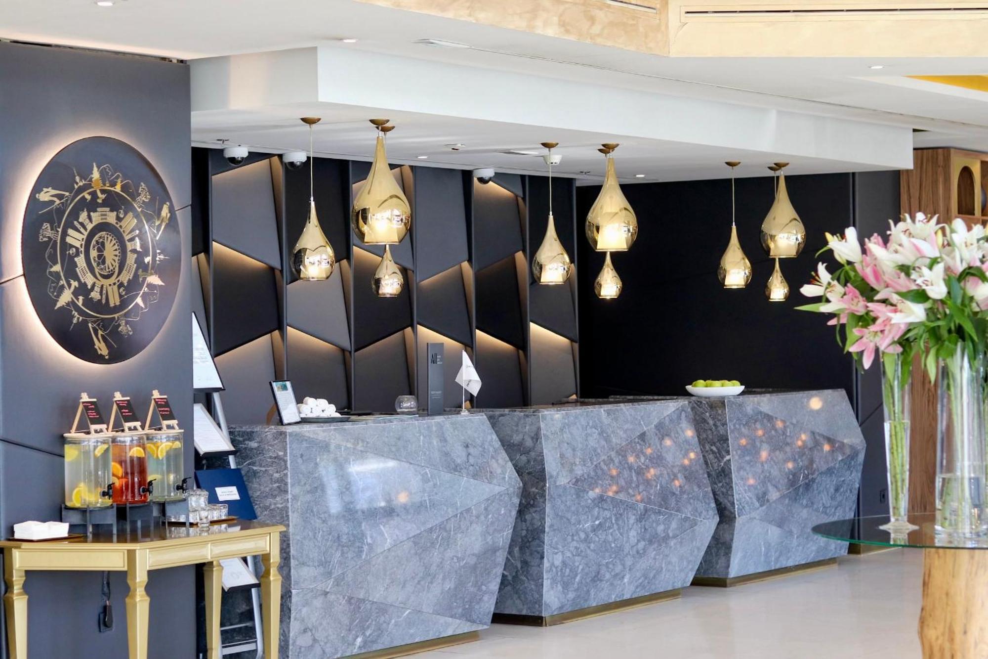 Swissotel Сараєво Екстер'єр фото The reception area of the hotel