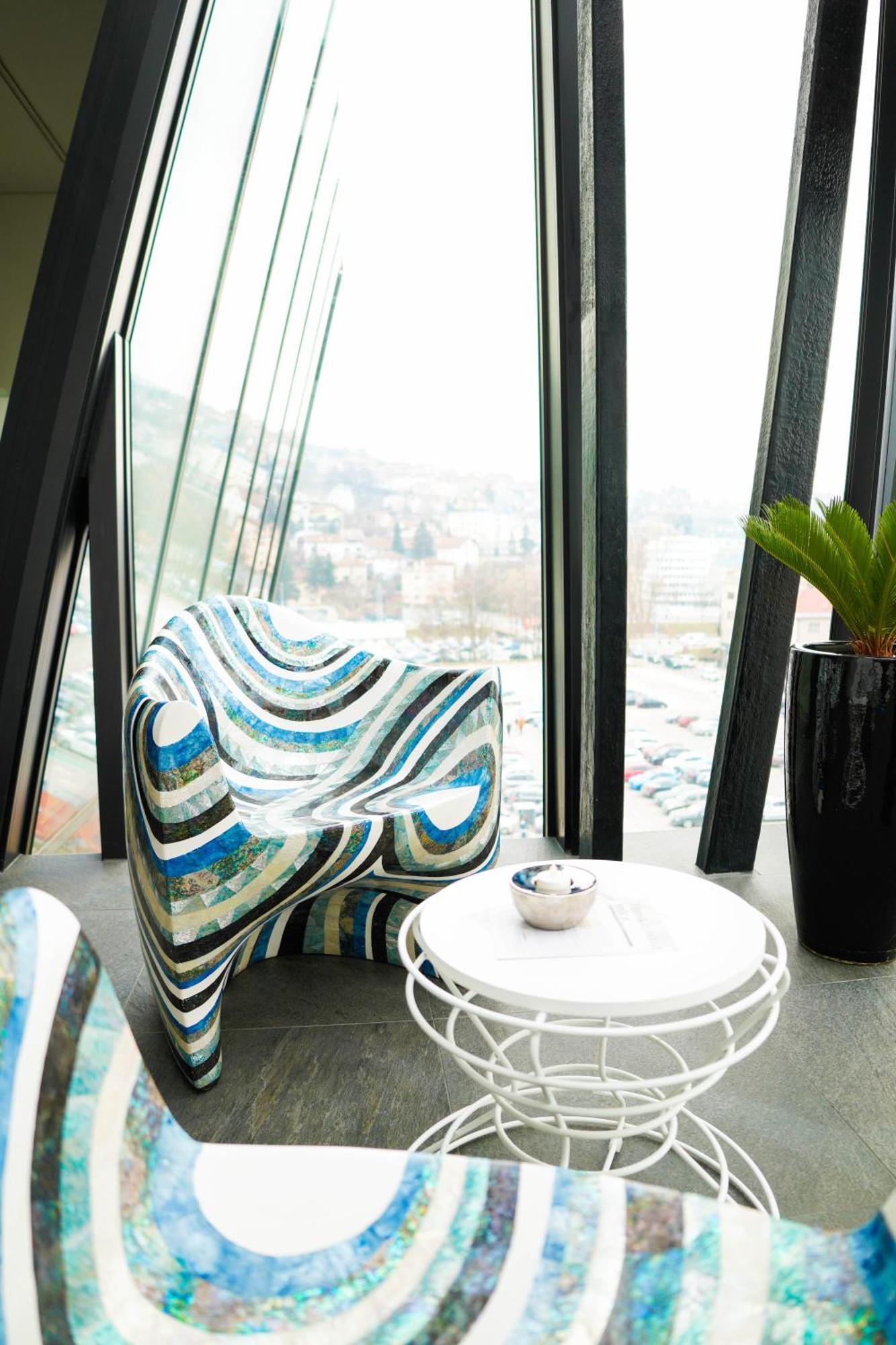 Swissotel Сараєво Екстер'єр фото Chair by Karman