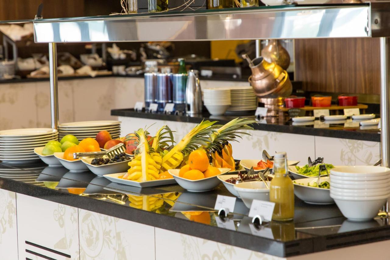 Swissotel Сараєво Екстер'єр фото A buffet at a hotel